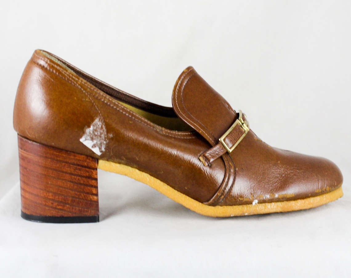 Final Sale Größe 38 Braune Schuhe - Kunstleder Pumps Metall-Bits Unglücklicher Zustand 6 Meter Retro 1970S Caramel Hipster Wie Es Ist Deadstock Final Sale Größe 38 Braune Schuhe - Kunstleder Pumps Metall-Bits Unglücklicher Zustand 6 Meter Retro 1970S Caramel Hipster Wie Es Ist Deadstock von vintagevixen