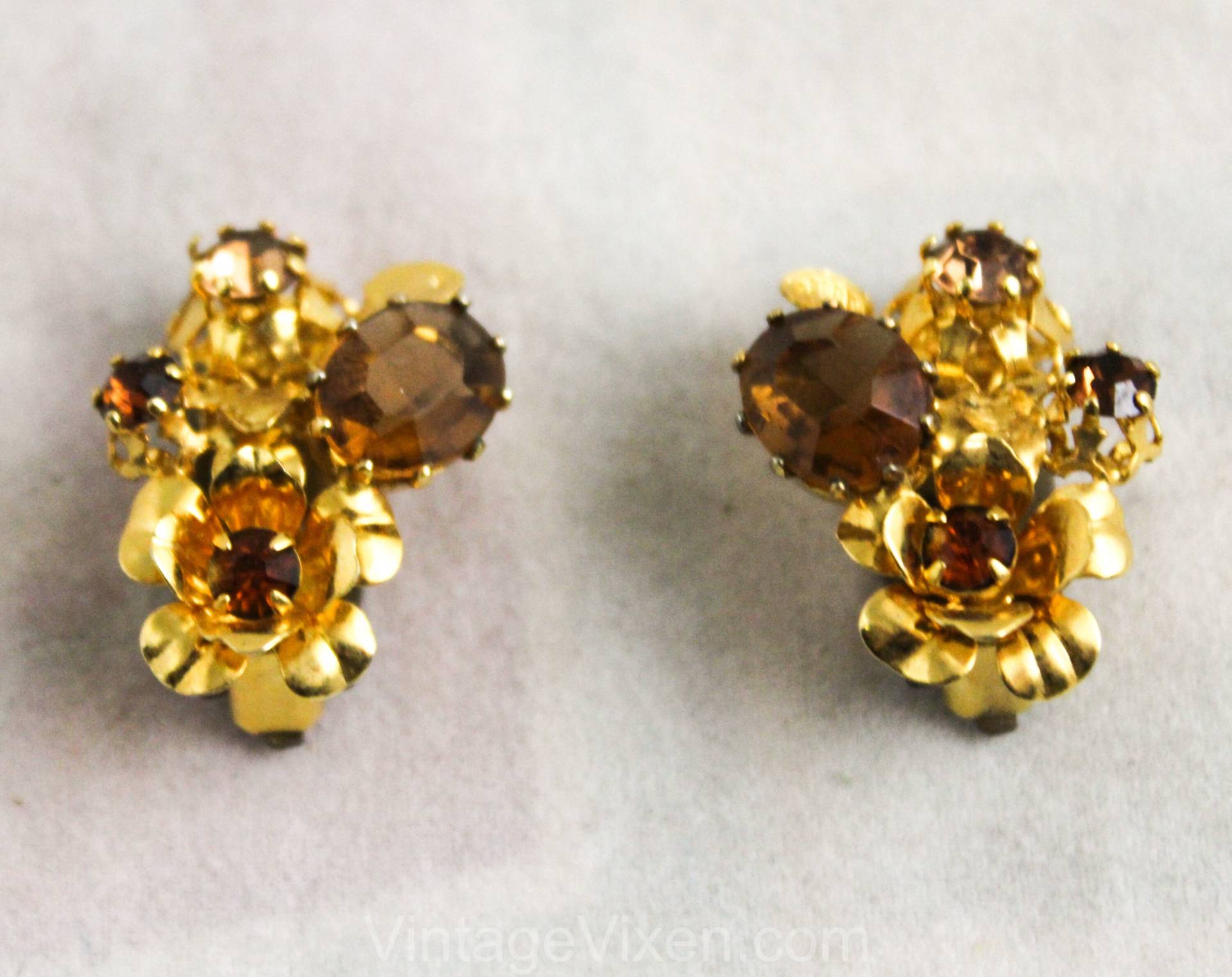 Glamouröse 1950S Ohrringe - Filigrane Blumen Ohrclips Von "Mistar Bijoux' Goldfarbenes Metall & Citrin 50S 60S Bombshell Stunning Glamour 34701 Glamouröse 1950S Ohrringe - Filigrane Blumen Ohrclips Von "Mistar Bijoux' Goldfarbenes Metall & Citrin 50S 60S Bombshell Stunning Glamour 34701 von vintagevixen