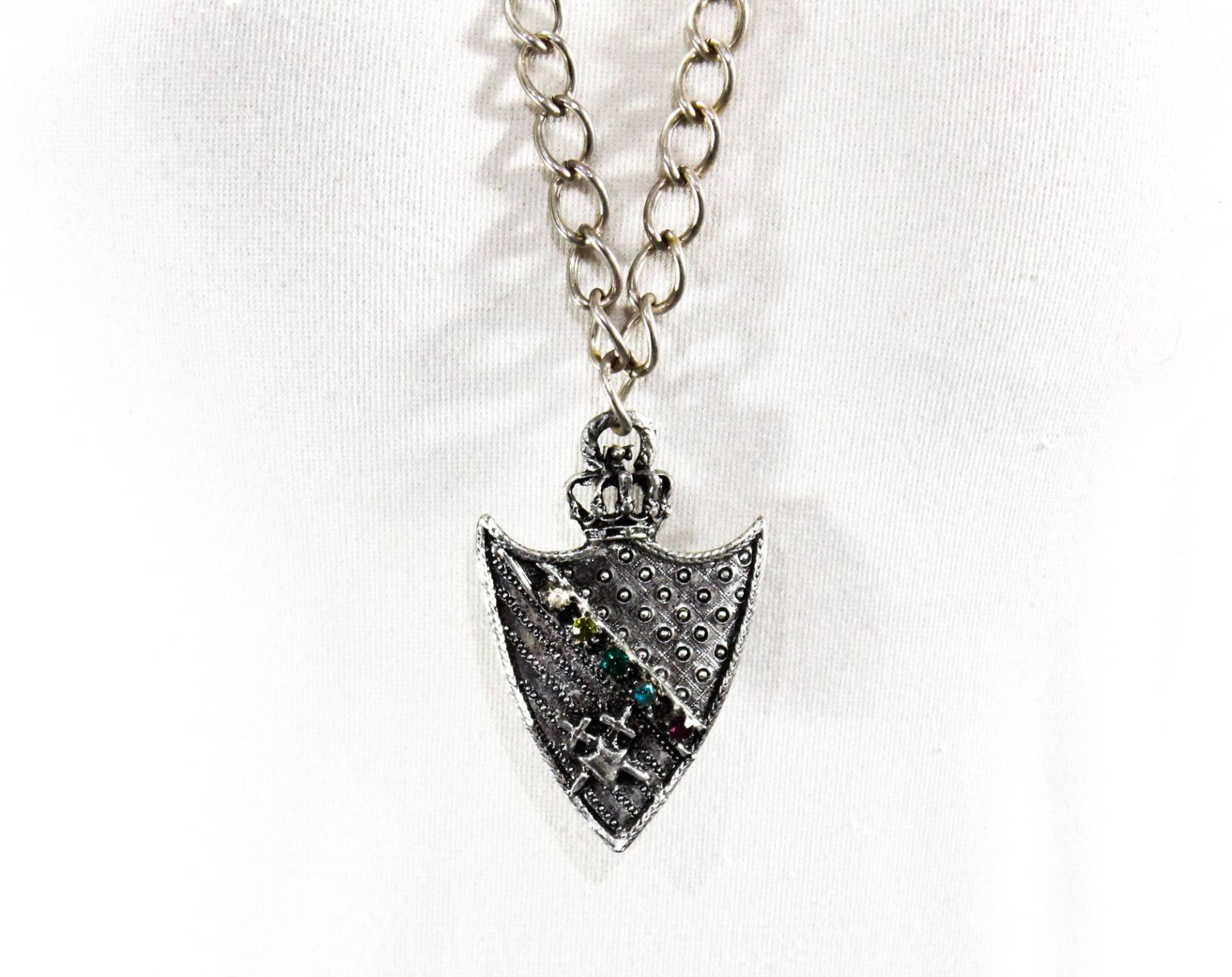 Mittelalterlicher Wappen-Anhänger Mit Kette - Ritter-Halskette 70Er Jahre Renaissance Look Schwertern Silberfarbenes Metall 50638 Mittelalterlicher Wappen-Anhänger Mit Kette - Ritter-Halskette 70Er Jahre Renaissance Look Schwertern Silberfarbenes Metall 50638 von vintagevixen