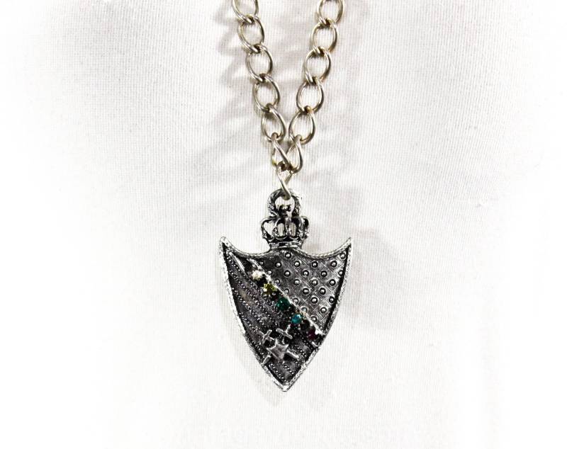 Mittelalterlicher Wappen-Anhänger Mit Kette - Ritter-Halskette 70Er Jahre Renaissance Look Schwertern Silberfarbenes Metall 50638 Mittelalterlicher Wappen-Anhänger Mit Kette - Ritter-Halskette 70Er Jahre Renaissance Look Schwertern Silberfarbenes Metall 50638 von vintagevixen