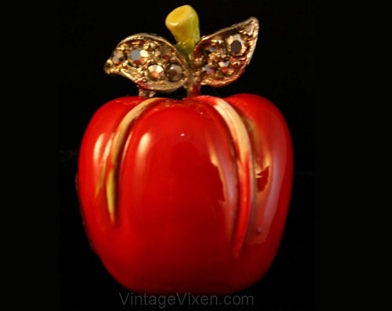 Roter Apfel Pin Von "Art' - Brosche Herbst Rot Metall 1960S Obst Neuheit Verschenkbar 35597-1 Roter Apfel Pin Von "Art' - Brosche Herbst Rot Metall 1960S Obst Neuheit Verschenkbar 35597-1 von vintagevixen