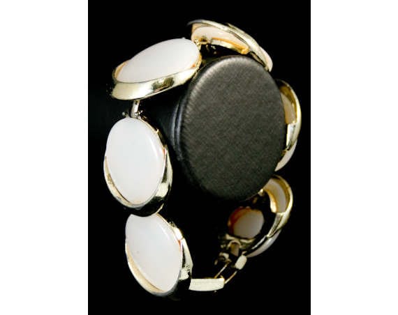 Weiß & Gold Halbmond Armband - Sommer 1950S Schmuck Kreise Thermoset Plastik Bold 50S Rockabilly Modernist 40144-1 Weiß & Gold Halbmond Armband - Sommer 1950S Schmuck Kreise Thermoset Plastik Bold 50S Rockabilly Modernist 40144-1 von vintagevixen