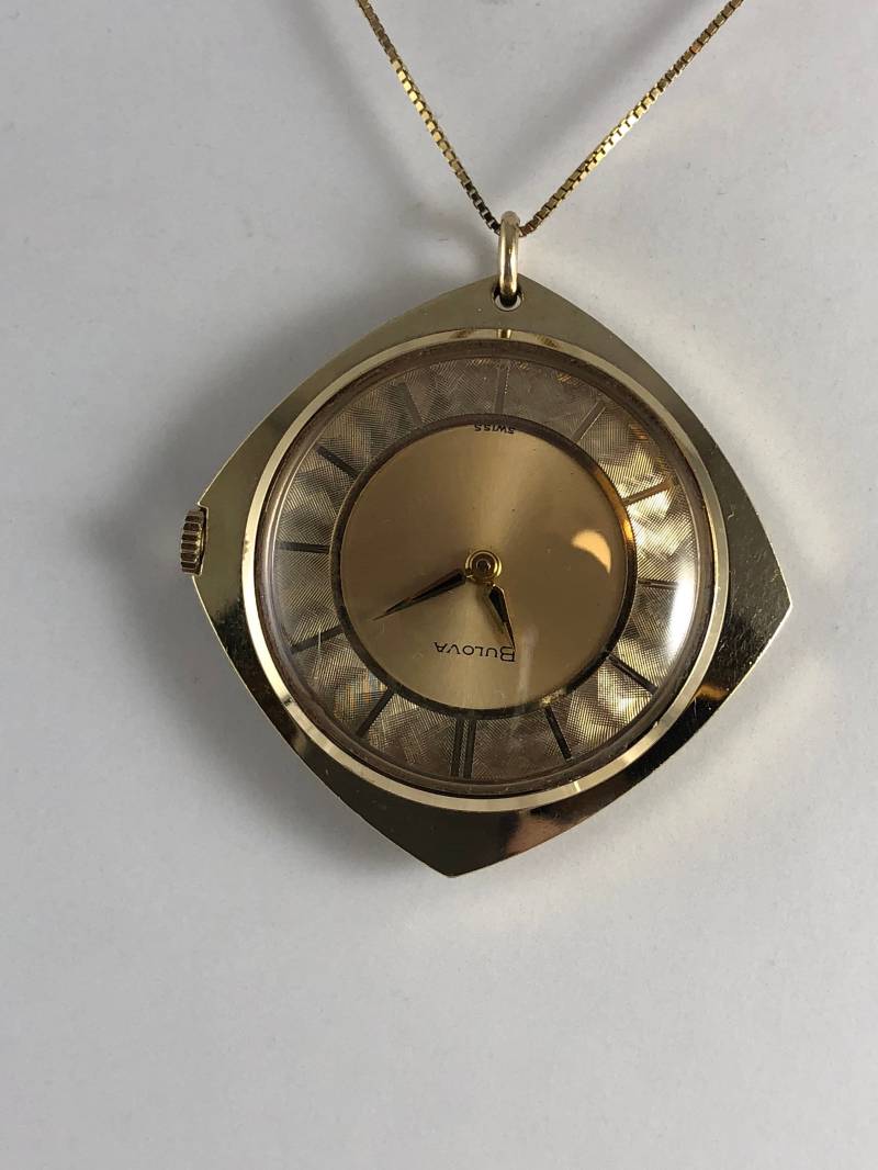 Vintage Bulova Anhänger Uhr Schweizer Brokat Muster, Vergoldet von vintagewatches4sale