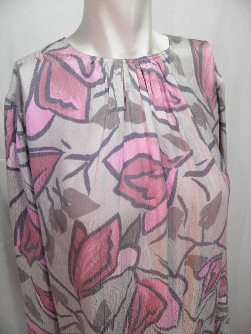 Seidenbluse Aus Den Sechziger Jahren Vintage Shirt Stilisierte Blumen Muster Damen Made in Italy Von Merlyˇs Original 60Er Jahre Mode Perle Butto von vintagexr