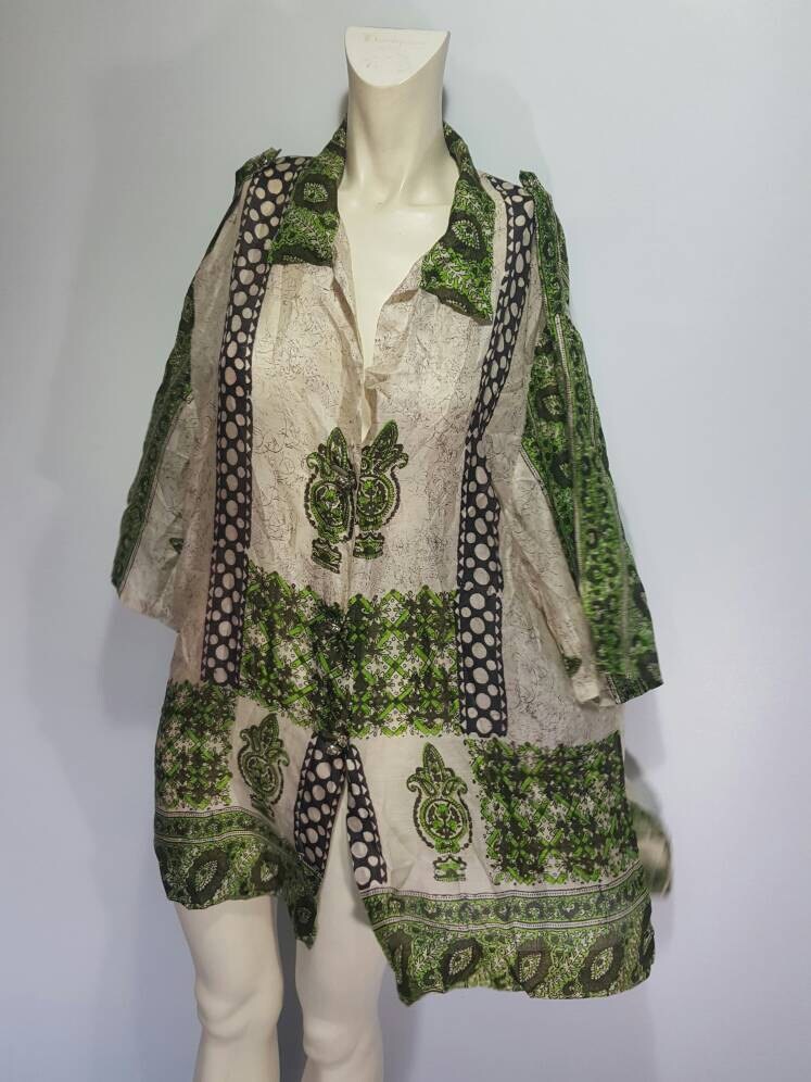 Seltene Handgedruckte Seidenbluse Handgenäht Unikat 50Er Jahre Ethno Freie Größe Top Schöne Farben Extrem Leichte Seide Vintage Sommer Seltene Handgedruckte Seidenbluse Handgenäht Unikat 50Er Jahre Ethno Freie Größe Top Schöne Farben Extrem Leichte Seide Vintage Sommer von vintagexr