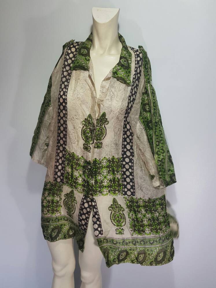 Seltene Handgedruckte Seidenbluse Handgenäht Unikat 50Er Jahre Ethno Freie Größe Top Schöne Farben Extrem Leichte Seide Vintage Sommer von vintagexr