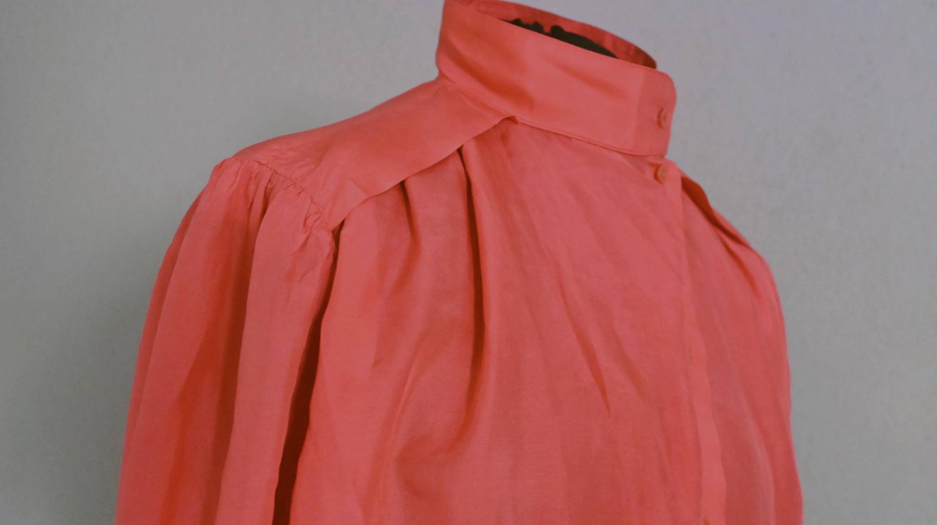 Vintage Bluse Seide Frauen 80Er Rot Stehkragen Vintage Bluse Seide Frauen 80Er Rot Stehkragen von vintej