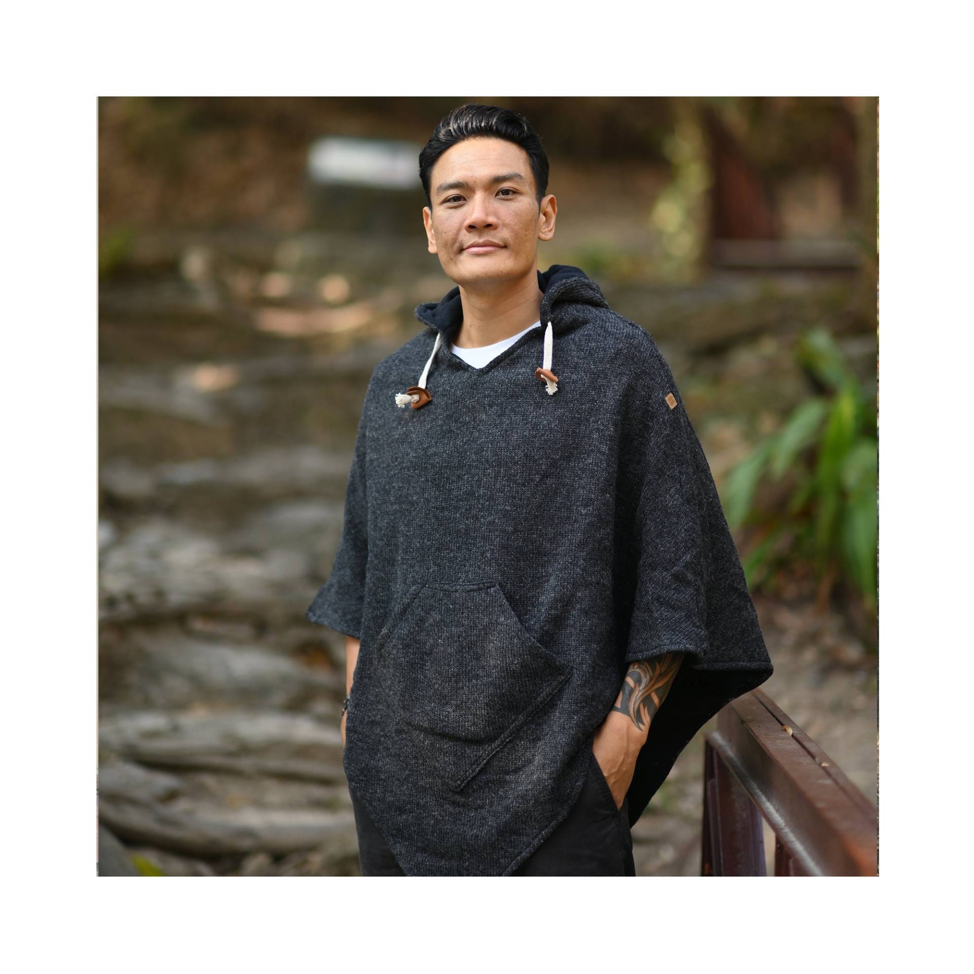 Unisex Poncho Wolle Herren Und Damen Mit Fleece Fütterung Abajo Schwarz von virblatt