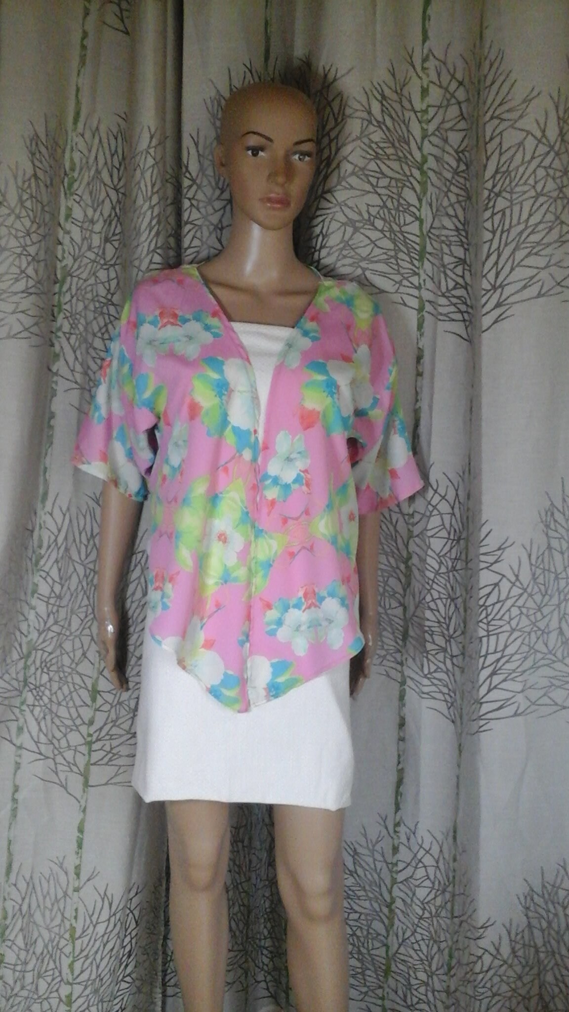Jacke, Kimono, Strickjacke Größe 34/36/38/40/42 Pink Floral Bedruckte Polyester Crêpe Jacke, Kimono, Strickjacke Größe 34/36/38/40/42 Pink Floral Bedruckte Polyester Crêpe von vitacris