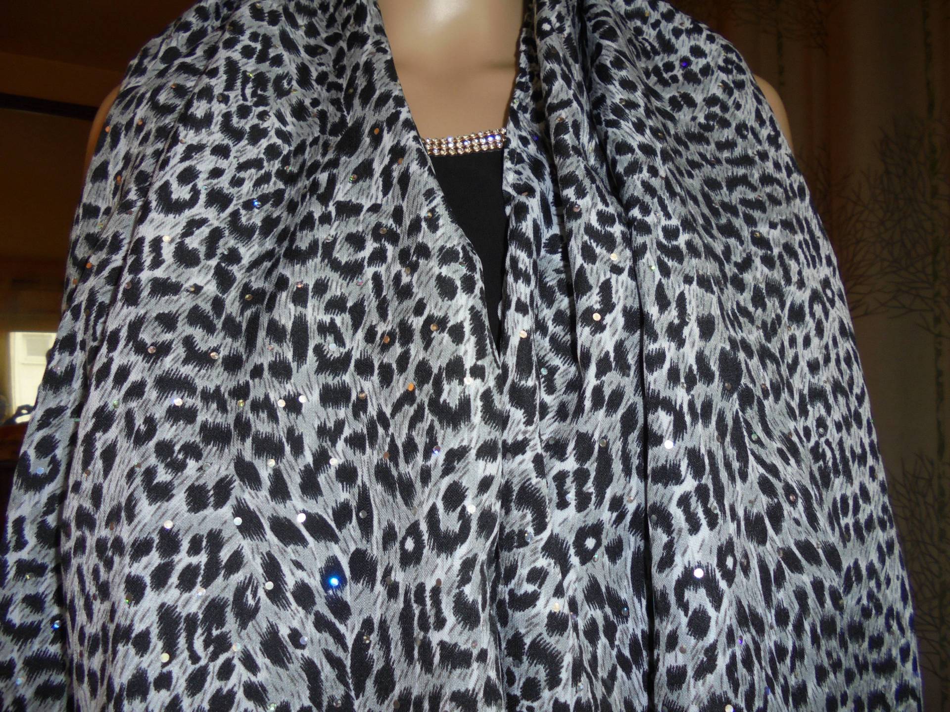 Schneller Versand Schal, Abendstola Aus Grauer, Schwarzer, Weißer Baumwolle Mit Strasssteinen Im Animal-Print Schneller Versand Schal, Abendstola Aus Grauer, Schwarzer, Weißer Baumwolle Mit Strasssteinen Im Animal-Print von vitacris