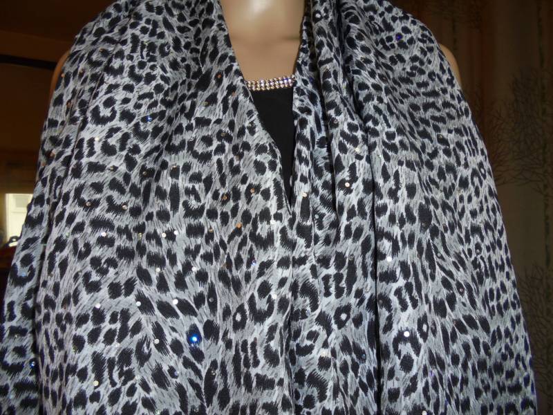 Schneller Versand Schal, Abendstola Aus Grauer, Schwarzer, Weißer Baumwolle Mit Strasssteinen Im Animal-Print Schneller Versand Schal, Abendstola Aus Grauer, Schwarzer, Weißer Baumwolle Mit Strasssteinen Im Animal-Print von vitacris