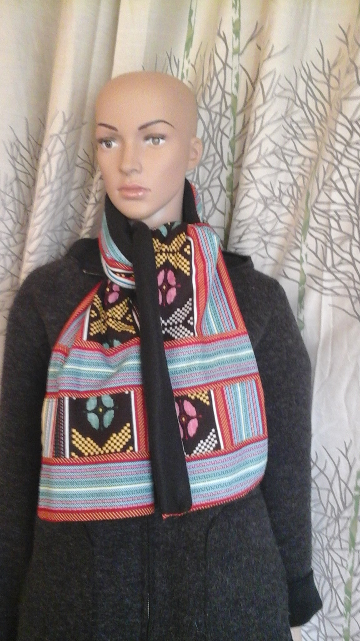 Senden Schnelle Maxi Snood Schal Aus Wachs Und Schwarz Fleece Senden Schnelle Maxi Snood Schal Aus Wachs Und Schwarz Fleece von vitacris
