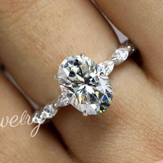 2.5 Ct Ovaler Moissanitring, Verlobungsringeinzelstücksolitärringmassives 750Er/ 750Er Goldversteckter Halomarquise-Labordiamantringehering von vitarajewelry