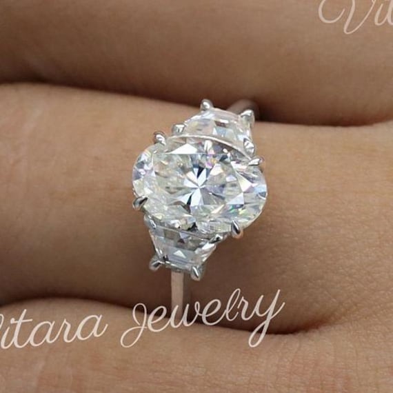 2, 5 Ct Oval Moissanite Verlobungsring, Oval Mit Trapezförmig Def Farbloser Ring, Drei Stein 14 Karat Weißgold Verlobungsring Im Ovalschliff 2, 5 Ct Oval Moissanite Verlobungsring, Oval Mit Trapezförmig Def Farbloser Ring, Drei Stein 14 Karat Weißgold Verlobungsring Im Ovalschliff von vitarajewelry