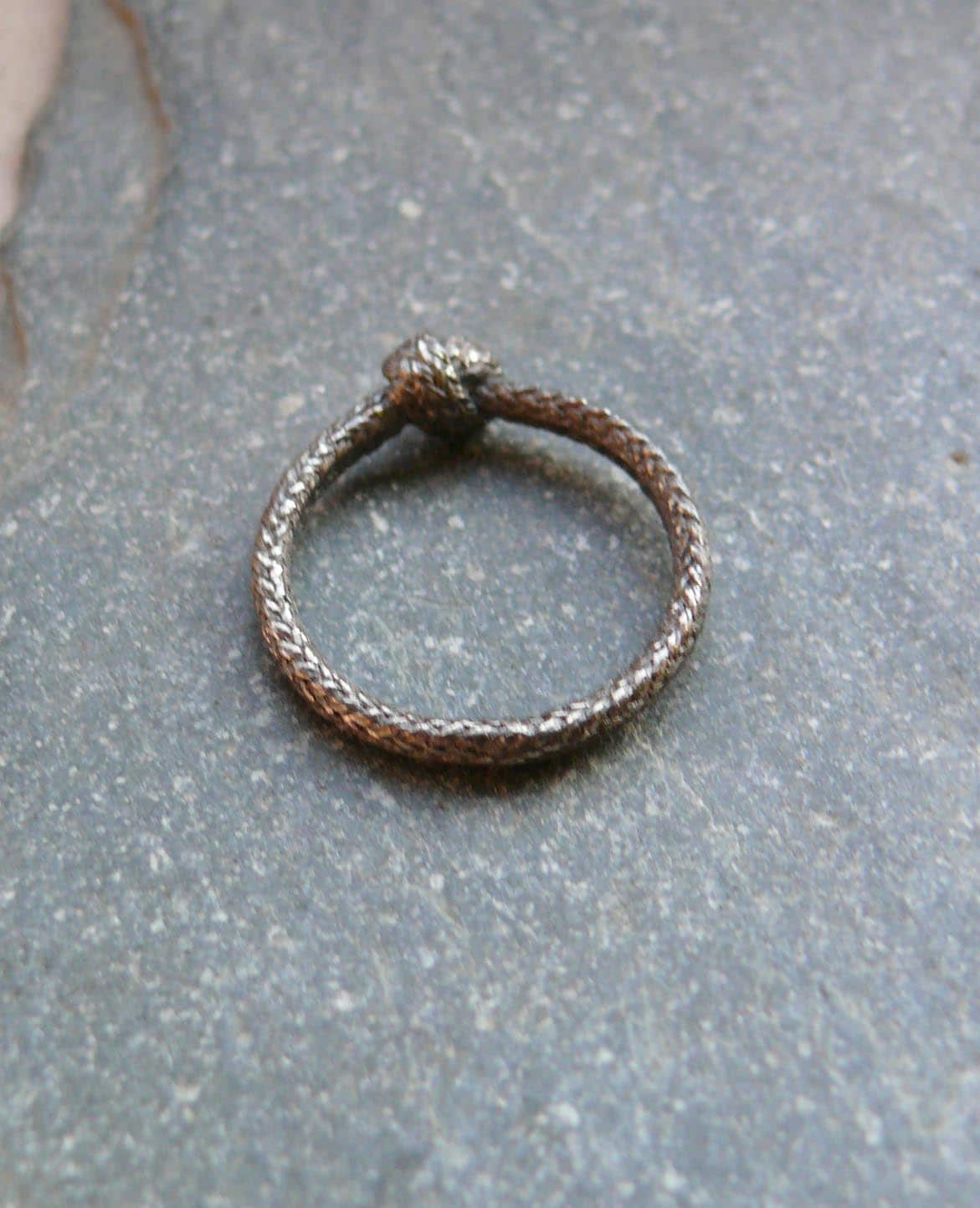 Einfacher Knotenring, Geschwärztes Silber von vivianmeller