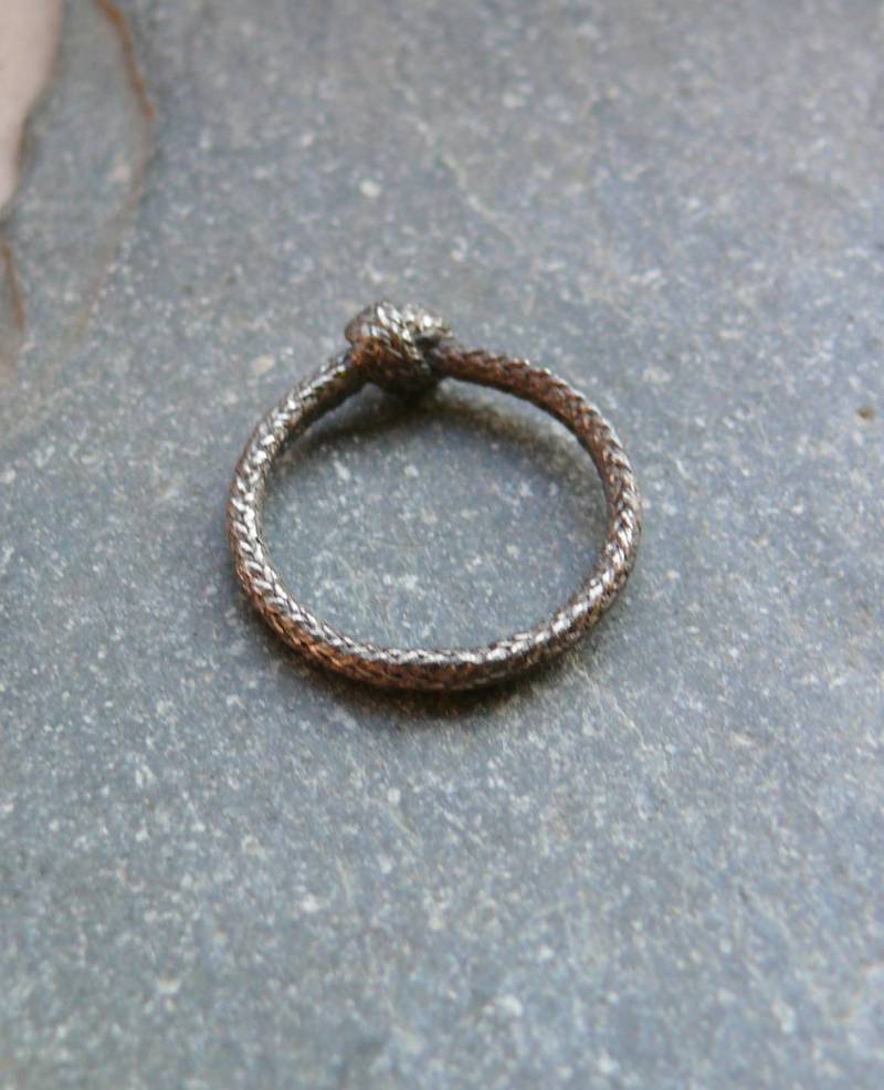 Einfacher Knotenring, Geschwärztes Silber Einfacher Knotenring, Geschwärztes Silber von vivianmeller