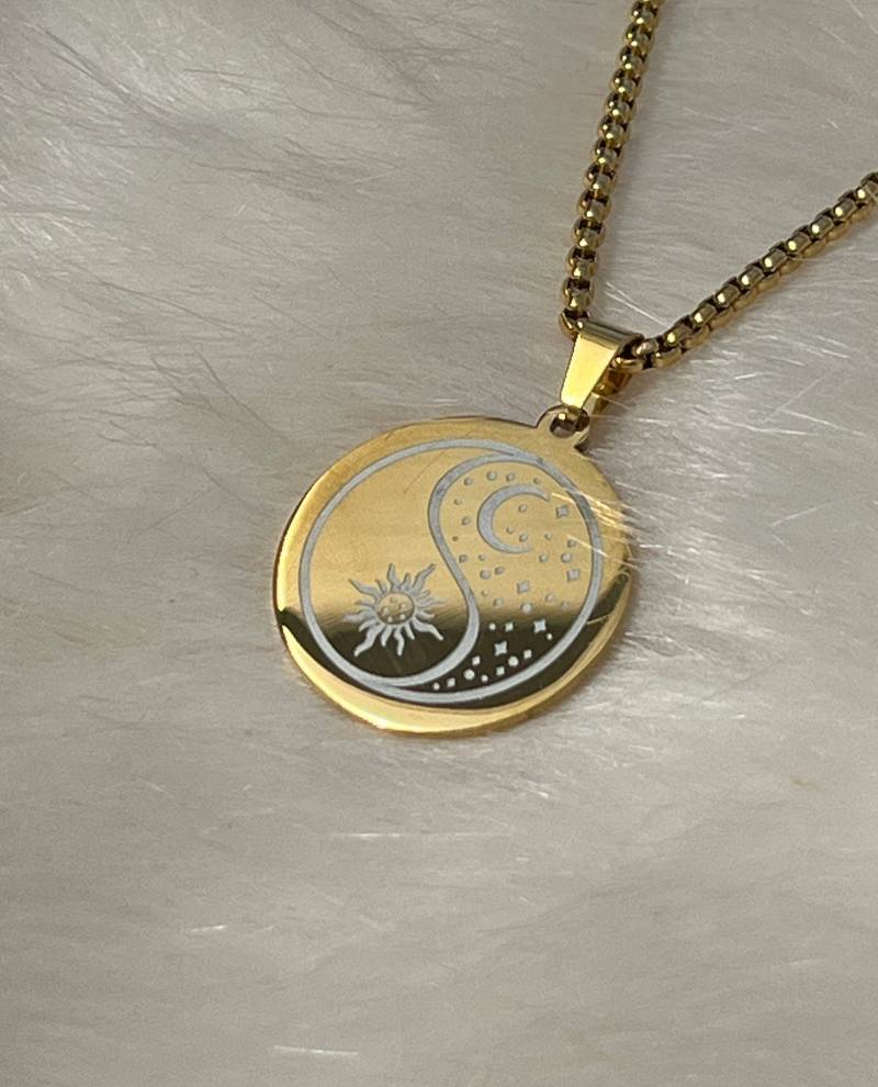 Schöne Yin & Yang Kette Tag Und Nacht Gold Edelstahl Schmuck Halskette Stainless Steel Sonne Mond von vivilinajewelry