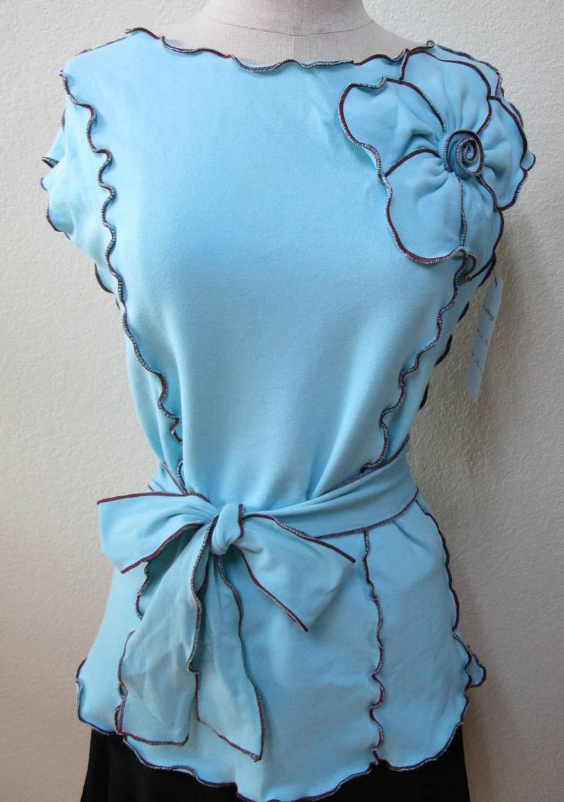 Aqua Farbe Ärmelloses Top Mit 2 Rosen Dekoration Und Einem Gürtel Für Optionalplus Made in Usa(Vn19 Aqua Farbe Ärmelloses Top Mit 2 Rosen Dekoration Und Einem Gürtel Für Optionalplus Made in Usa(Vn19 von vivonsdesign