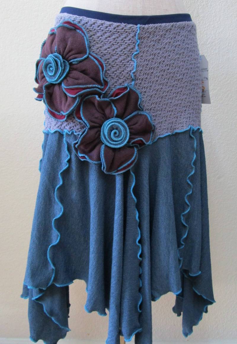 Blau Grauer Rock Oder Schlauchkleid Mit Rosen Dekoration Nur Für Deine Tage Plus Made in Usa | V49 Blau Grauer Rock Oder Schlauchkleid Mit Rosen Dekoration Nur Für Deine Tage Plus Made in Usa | V49 von vivonsdesign