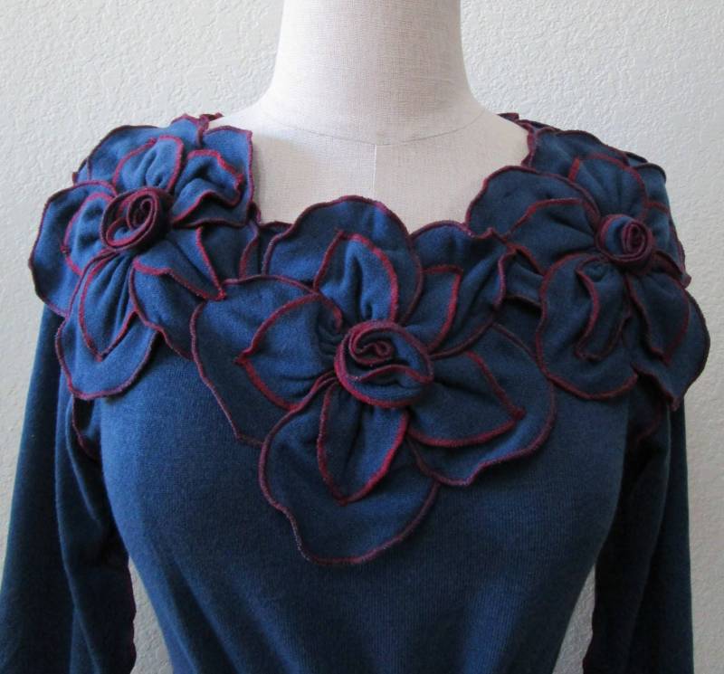 Blaues Langarm Top Mit 3 Rosen Dekoration Plus Made in U.s.a. | V122 Blaues Langarm Top Mit 3 Rosen Dekoration Plus Made in U.s.a. | V122 von vivonsdesign