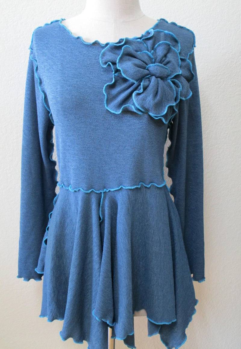 Blaues Top Mit Rosendekoration Und Rüschen-Rand Plus Made in Usa | V114 Blaues Top Mit Rosendekoration Und Rüschen-Rand Plus Made in Usa | V114 von vivonsdesign