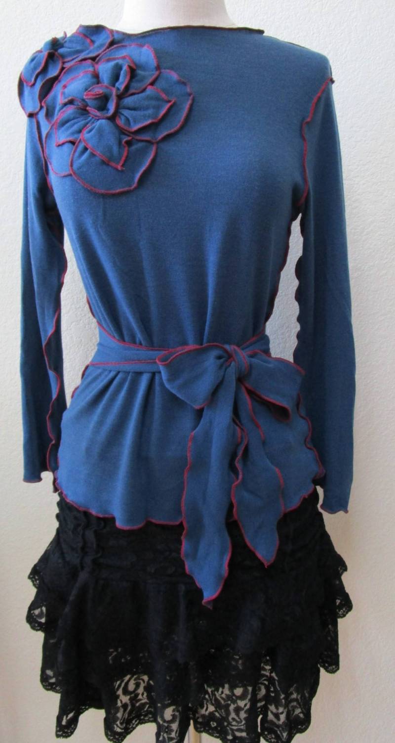 Blaues Tunika Top Mit 2 Rosen Dekoration Im Vorder Top Optionalem Gürtel Plus Made in U.s.a | V123 von vivonsdesign