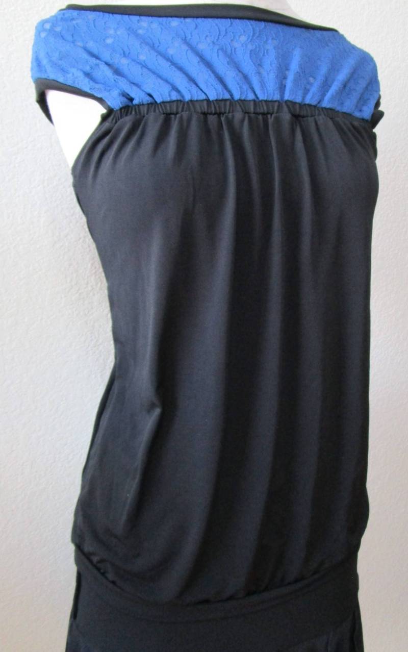 Blaues Und Schwarzes Tank Top Mit Ge Sammeltem Design Plus Made in Usa | V100 von vivonsdesign