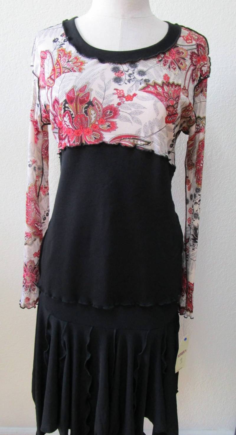 Bordeauxfarbenes Floral Print Top Mit Rüschen-Rand Plus Made in Usa | V115 Bordeauxfarbenes Floral Print Top Mit Rüschen-Rand Plus Made in Usa | V115 von vivonsdesign