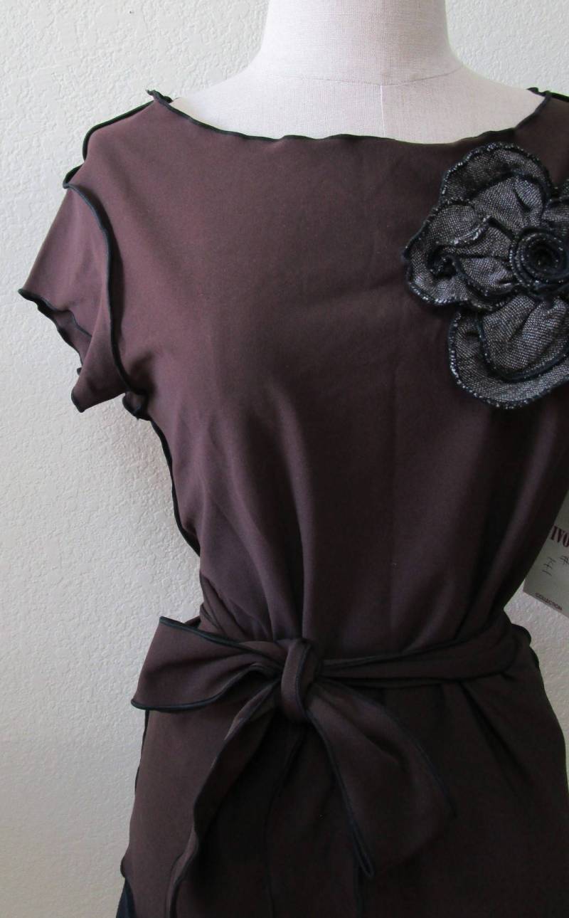 Braunes Tanktop Mit Rosendekor Und Einem Gürteldekor | V141 Braunes Tanktop Mit Rosendekor Und Einem Gürteldekor | V141 von vivonsdesign