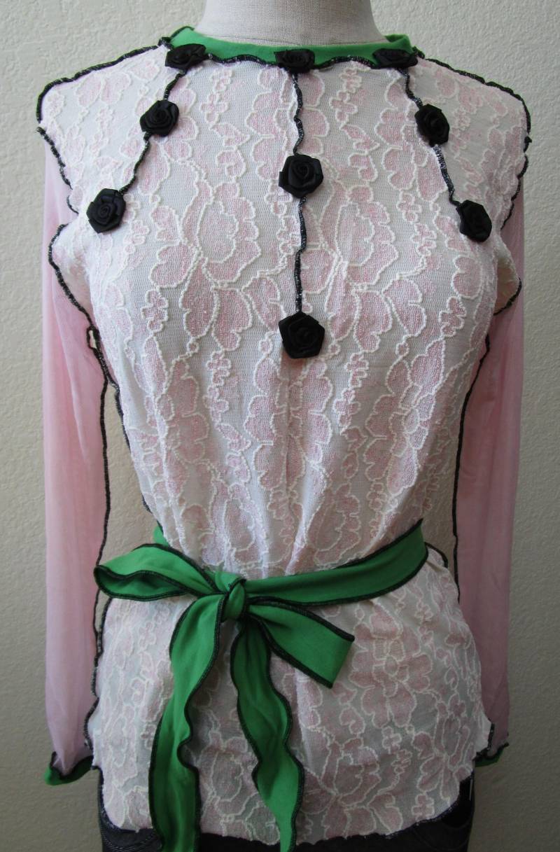 Creme Und Rosafarbenes Stretch Spitzen Top Mit Rosendekor Netzärmeln Plus Made in Usa | V156 Creme Und Rosafarbenes Stretch Spitzen Top Mit Rosendekor Netzärmeln Plus Made in Usa | V156 von vivonsdesign