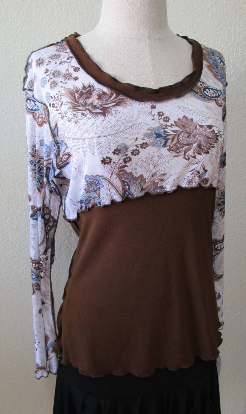 Dies Ist Ein Braunes Farb Top Mit Floralen Druckmuster Plus Made in U.s.a. | V110 Dies Ist Ein Braunes Farb Top Mit Floralen Druckmuster Plus Made in U.s.a. | V110 von vivonsdesign