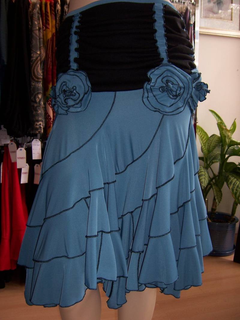 Dies Ist Ein Schwarz-Blauer Rock Oder Schlauchkleid Mit Rosendekoration | V48 Dies Ist Ein Schwarz-Blauer Rock Oder Schlauchkleid Mit Rosendekoration | V48 von vivonsdesign