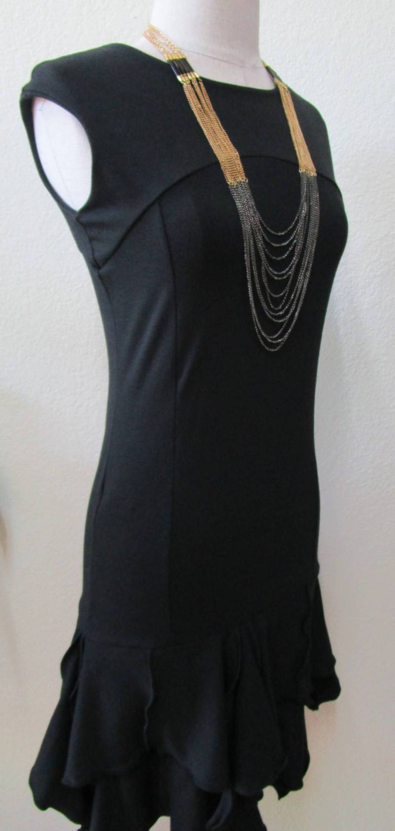 Dies Ist Ein Schwarz Farblich Trendiges Rüschen Stretch Tank Kleid Mit Schwarzer Nähdekoration Plus Made in Usa | Vn60 Dies Ist Ein Schwarz Farblich Trendiges Rüschen Stretch Tank Kleid Mit Schwarzer Nähdekoration Plus Made in Usa | Vn60 von vivonsdesign