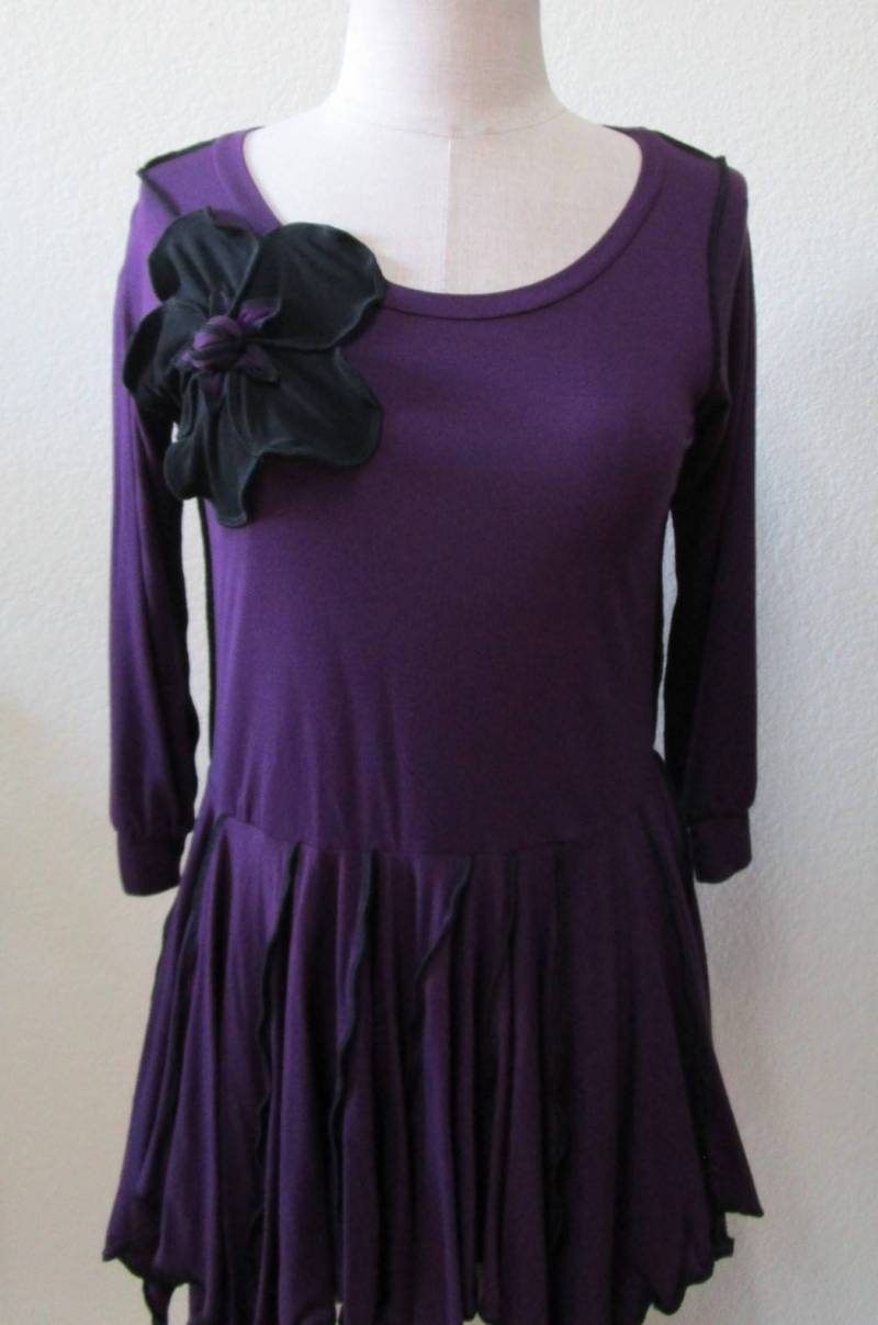 Dunkelviolette Farbe Mit 3/4 Ärmeln Top 1 Schwarzer Rosendekoration Und Rüschen-Rand Plus Made in Usa | Vn67 Dunkelviolette Farbe Mit 3/4 Ärmeln Top 1 Schwarzer Rosendekoration Und Rüschen-Rand Plus Made in Usa | Vn67 von vivonsdesign
