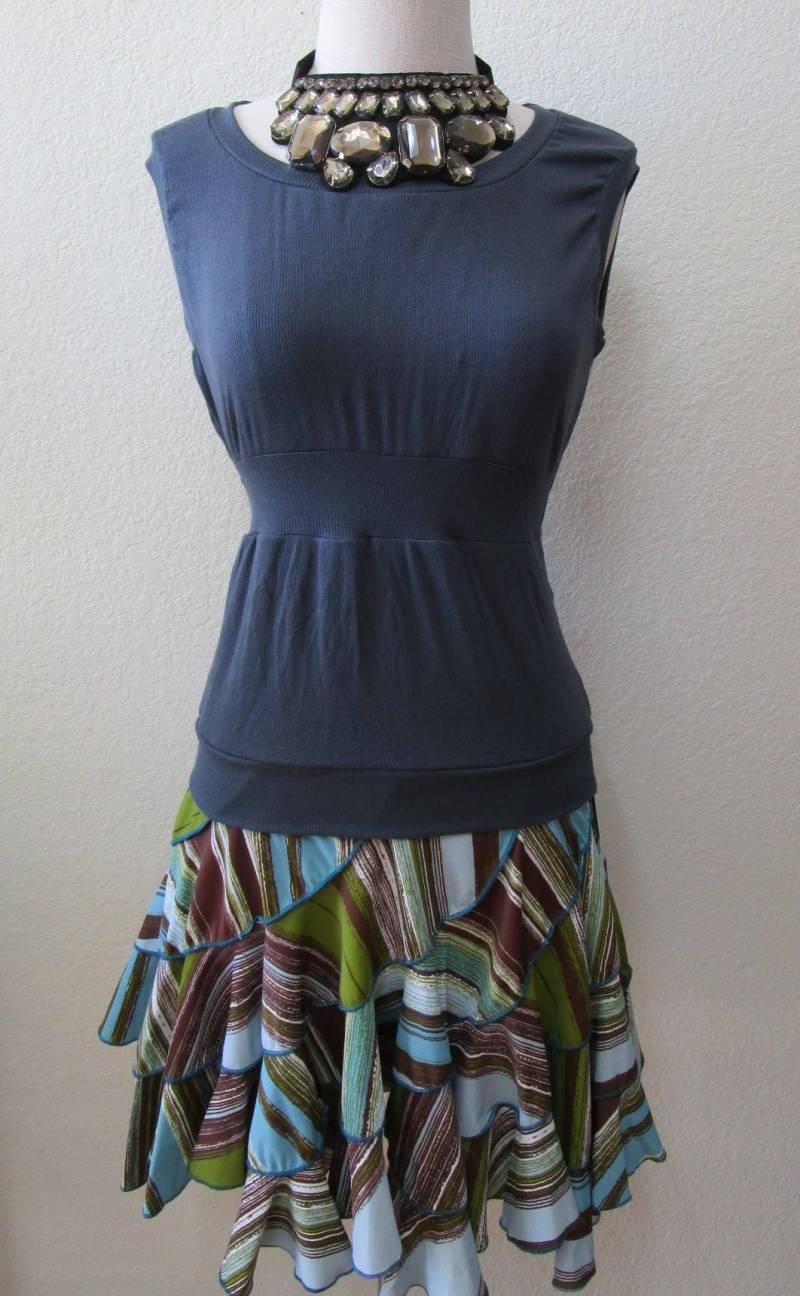 Graues Tank Top Mit Gemusterten Design in Der Vorderen Mitte Plus Made Usa | V85 Graues Tank Top Mit Gemusterten Design in Der Vorderen Mitte Plus Made Usa | V85 von vivonsdesign