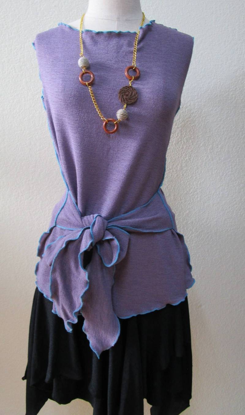 Hellviolettes Oder Lalisch Farbenes Breites Neck Tank Top Mit Gürteldekoration Plus Made in Usa | V171 Hellviolettes Oder Lalisch Farbenes Breites Neck Tank Top Mit Gürteldekoration Plus Made in Usa | V171 von vivonsdesign