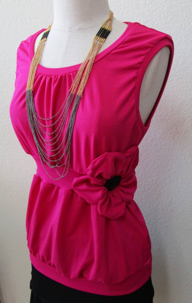 Leuchtendes Tank Top in Rose Mit Rosendekoration Und Ge Sammeltem Design Plus Made Usa | V88 Leuchtendes Tank Top in Rose Mit Rosendekoration Und Ge Sammeltem Design Plus Made Usa | V88 von vivonsdesign