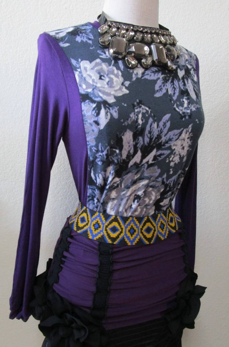 Licht Grau Blumenmuster Druck Tunika Mit Lila Farbe Langarm Oberteil Aus Von San Francisco Lokalen Designer(Vn47 von vivonsdesign