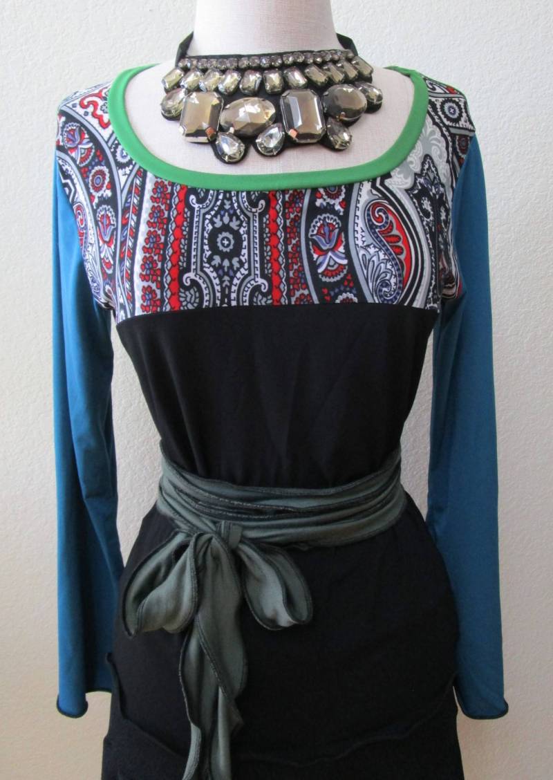 Limited Edition Paisley Print Tunika Top Mit Langen Ärmeln Mischfarbe Schwarz Und Blau Von San Francisco Lokalen Designer | Vn40 von vivonsdesign