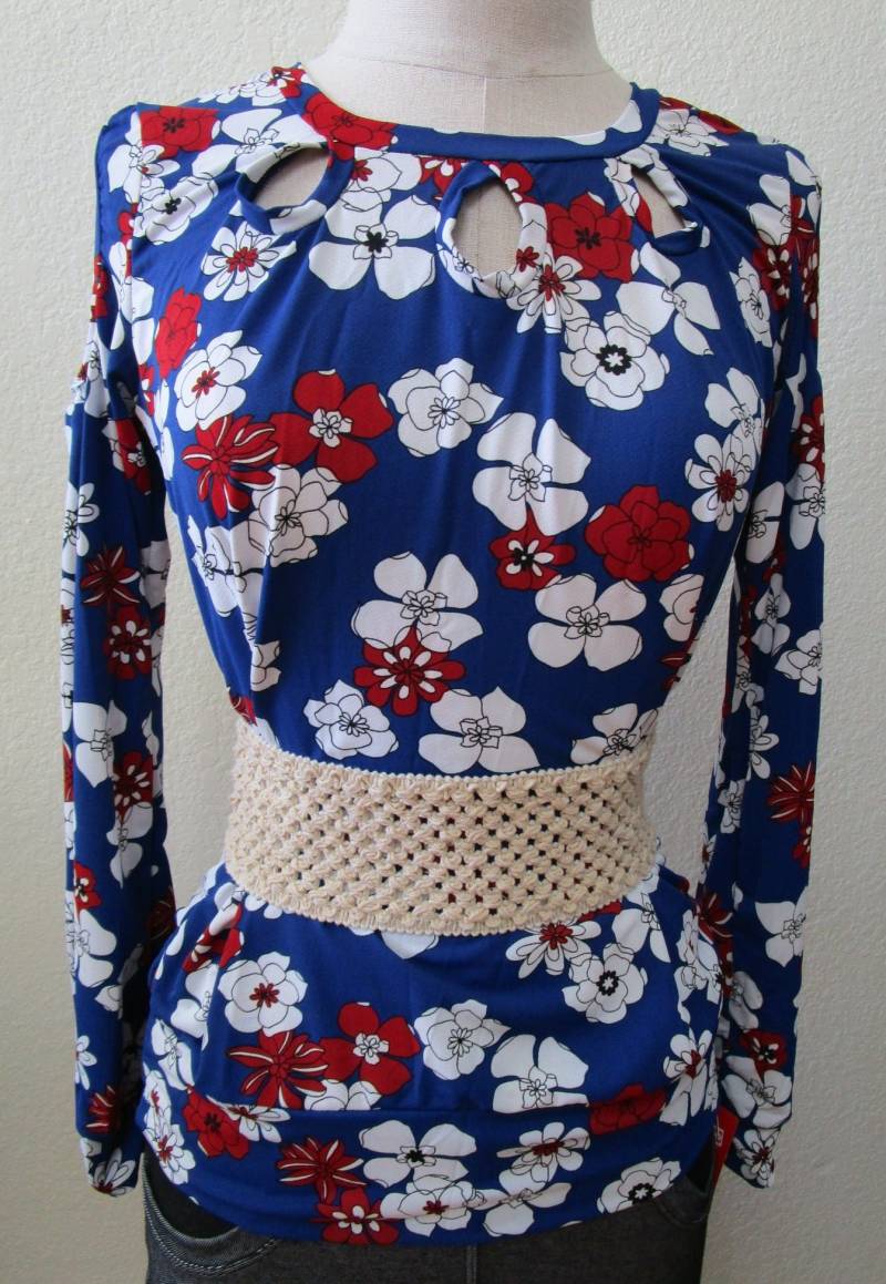 Mix Florales Langarm Top Mit Blau Und Rot Wihte Floralem Muster Plus Made in Usa | V175 von vivonsdesign