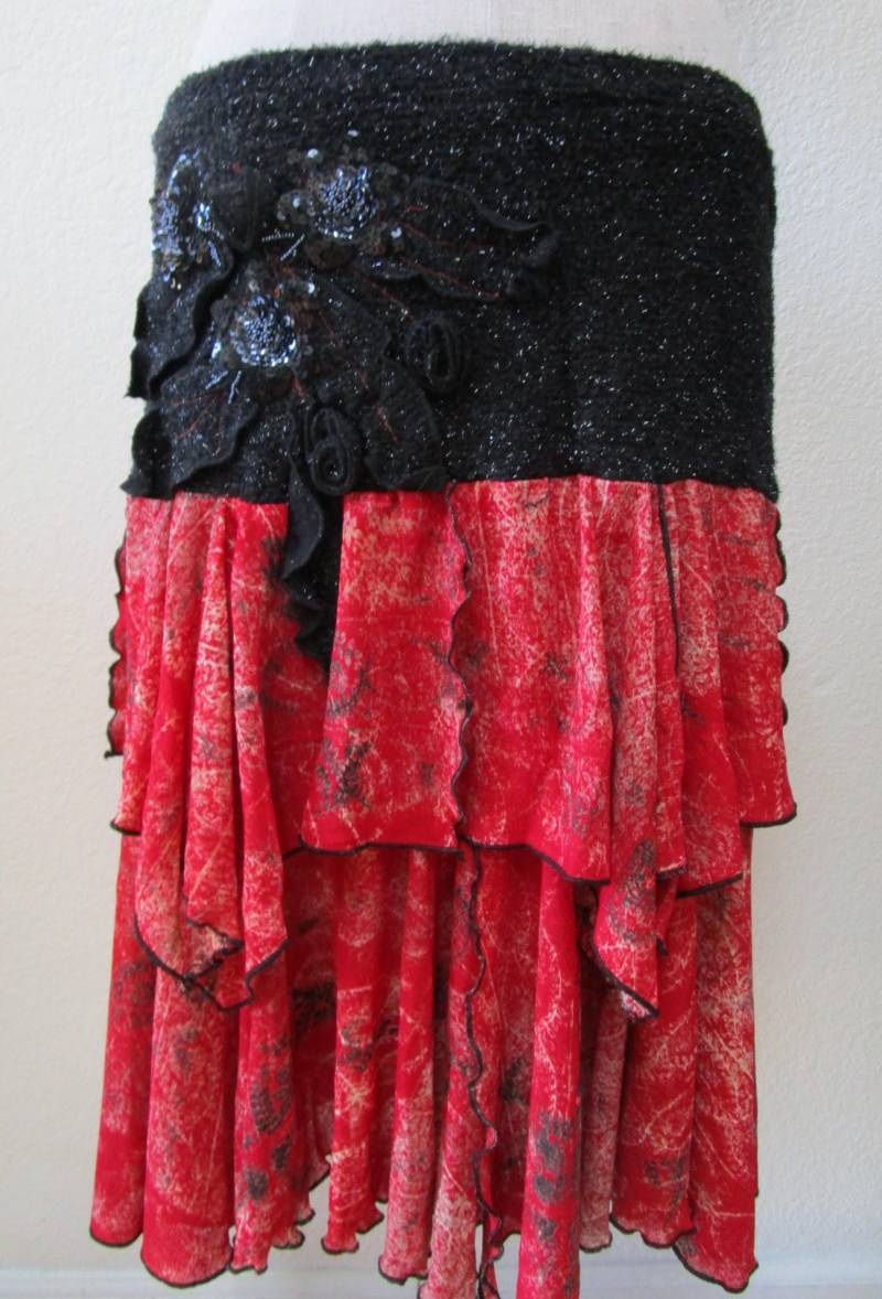 Rot-Schwarzer Rock Oder Schlauchkleid Mit Rüschen Details Und Floraler Dekoration Plus Made in U.s.a | V23 Rot-Schwarzer Rock Oder Schlauchkleid Mit Rüschen Details Und Floraler Dekoration Plus Made in U.s.a | V23 von vivonsdesign