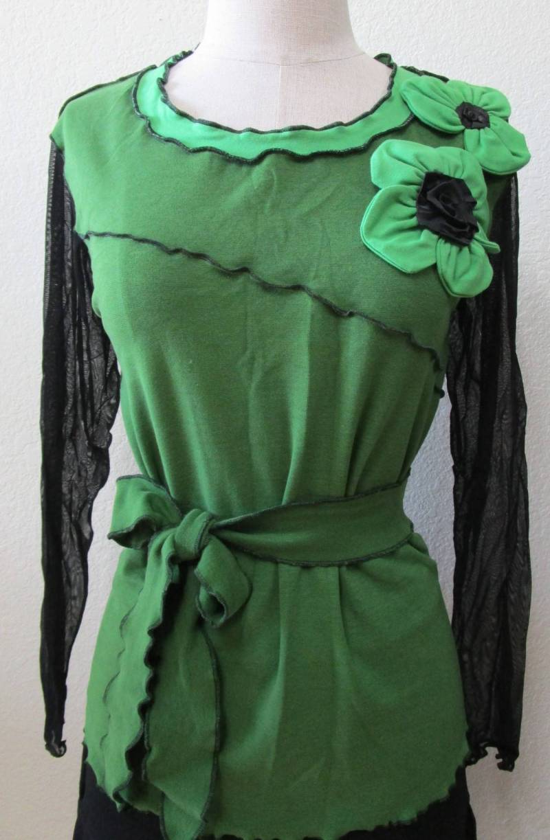 Schöne Grüne Farbe Tunika Top Mit 2 Rosen Dekoration Und Einem Grünen Gürtel Plus Aus Usa | V145 von vivonsdesign