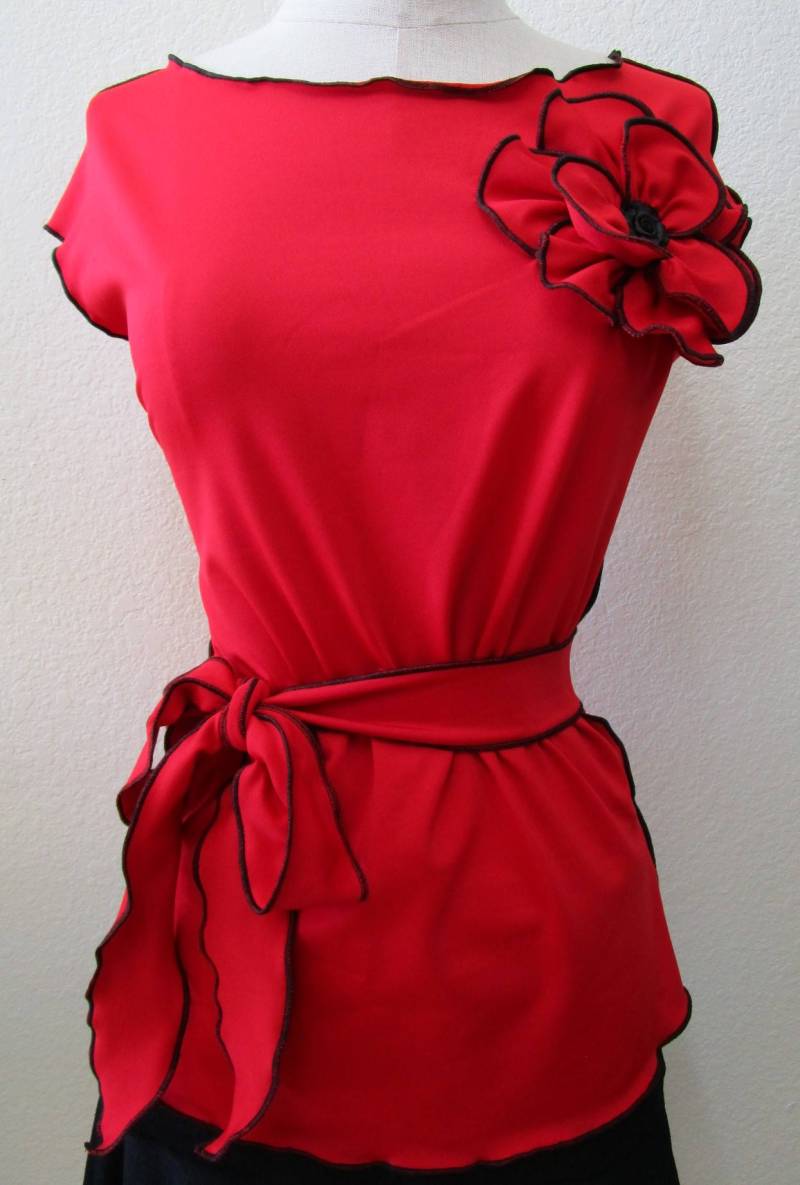 Schönes Rotes Top Mit Rosendekoration Einfach Eine Gute Zeit Für Deine Partytage Oder Ausgehen Date Wear Plus Made in Usa | V167 Schönes Rotes Top Mit Rosendekoration Einfach Eine Gute Zeit Für Deine Partytage Oder Ausgehen Date Wear Plus Made in Usa | V167 von vivonsdesign