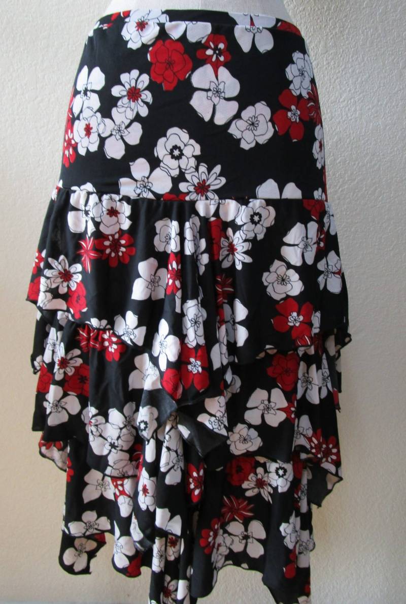 Schwarz, Rot Und Weiß Farbe Flower Skirt Oder Schlauchkleid Mit Rüscheneinzug Plus 3 Lagen Detailierung Made in Usa | V184 Schwarz, Rot Und Weiß Farbe Flower Skirt Oder Schlauchkleid Mit Rüscheneinzug Plus 3 Lagen Detailierung Made in Usa | V184 von vivonsdesign