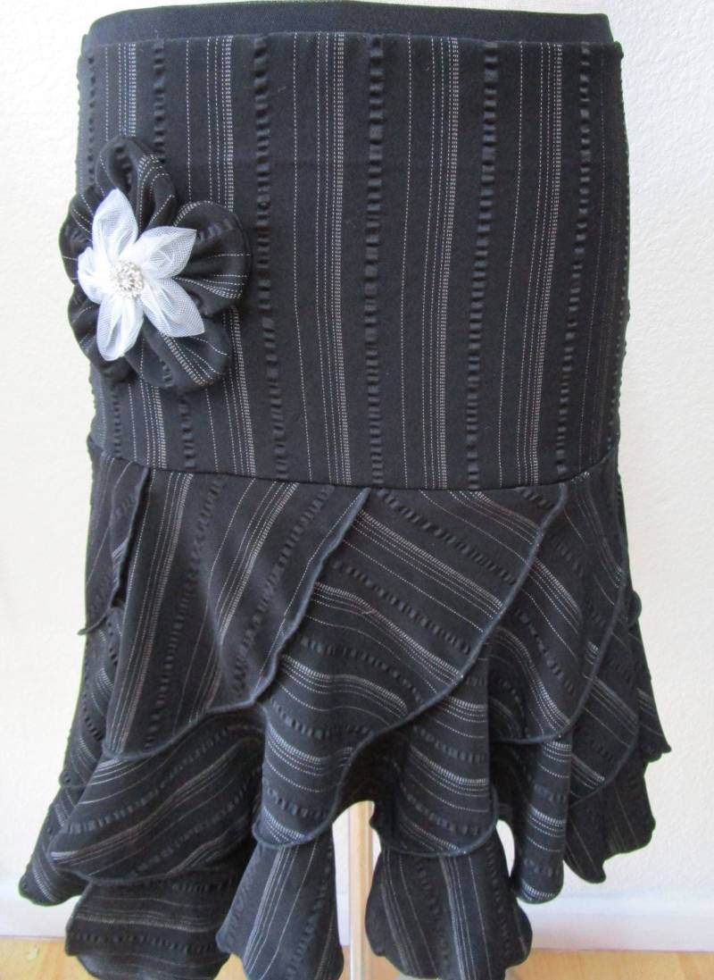Schwarz-Weiße Farbe Mit Schwarzem Rüschen - Und Nährock Oder Schlauchkleid 1 Rosendekoration Design Plus Made in Usa | Vn 62 Schwarz-Weiße Farbe Mit Schwarzem Rüschen - Und Nährock Oder Schlauchkleid 1 Rosendekoration Design Plus Made in Usa | Vn 62 von vivonsdesign