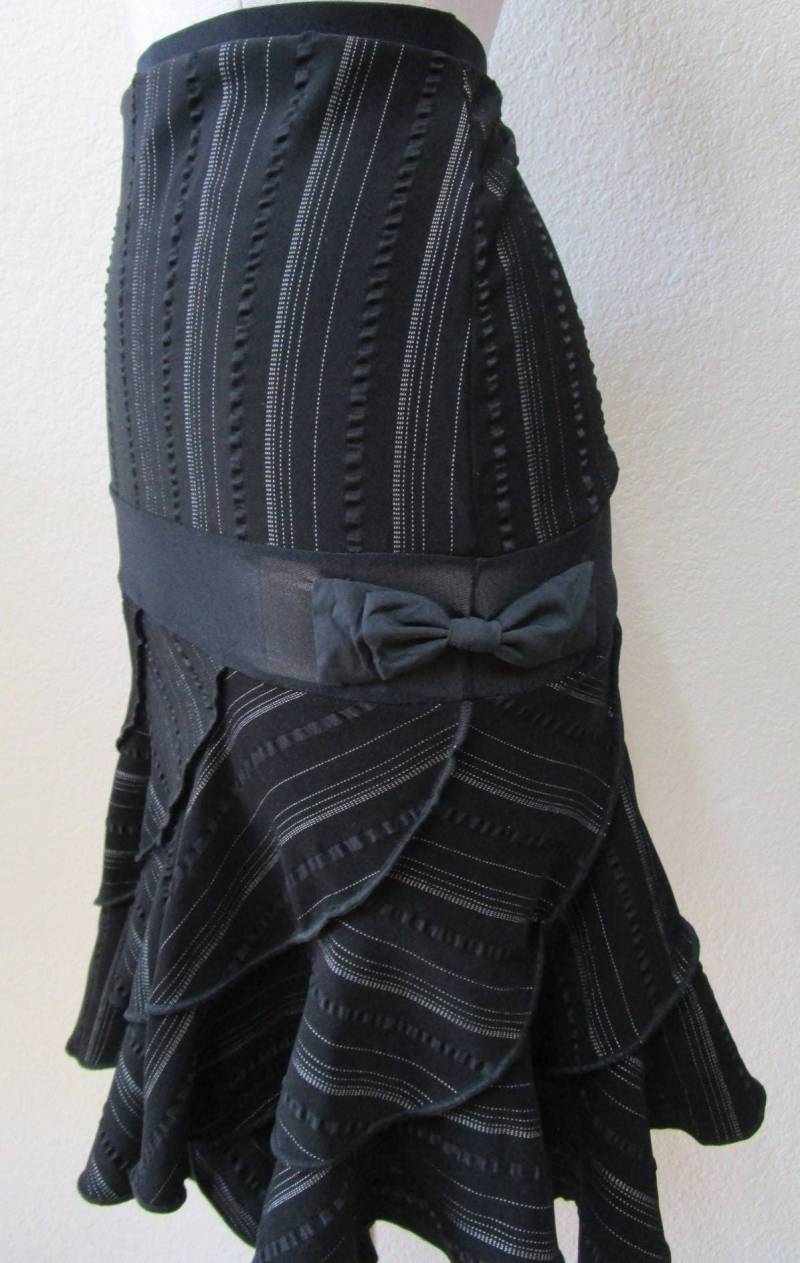 Schwarz-Weiße Farbe Mit Schwarzem Rüschen - Und Nährock Oder Schlauchkleid 2 Schleifen Dekorationsdesign Plus Made in Usa | Vn 62 Schwarz-Weiße Farbe Mit Schwarzem Rüschen - Und Nährock Oder Schlauchkleid 2 Schleifen Dekorationsdesign Plus Made in Usa | Vn 62 von vivonsdesign