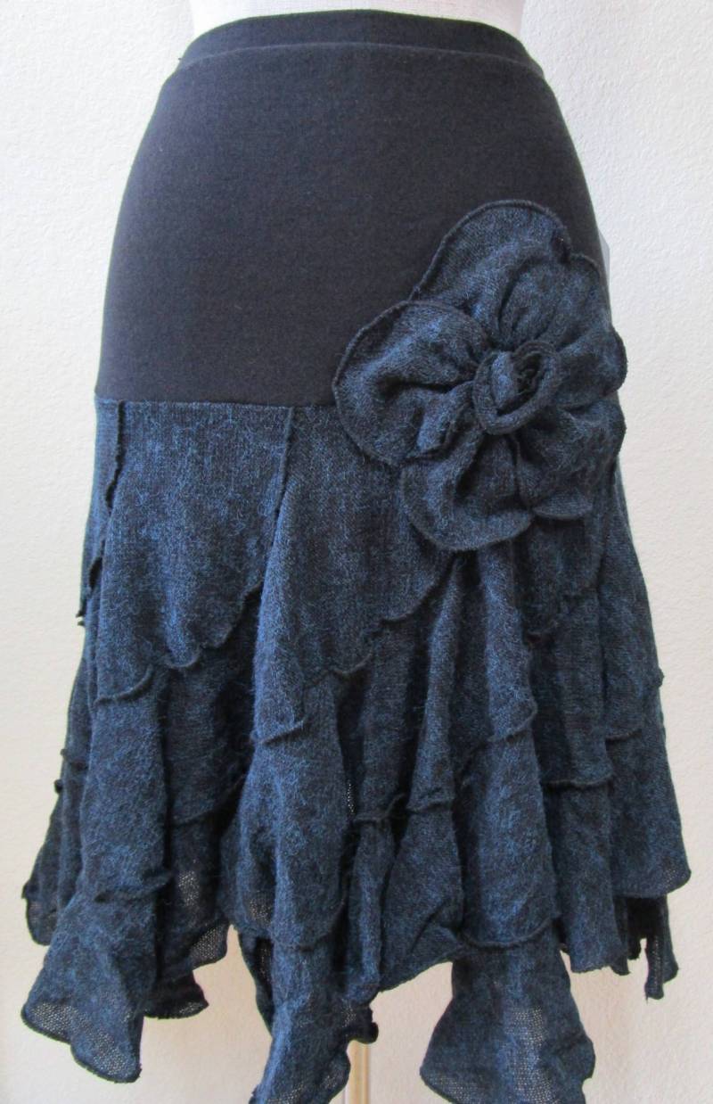 Schwarzer Und Dunkelblauer Rock Oder Schlauchkleid Für Deine Option, Mit Einer Großen Rosendekoration Auf Der Vorderseite Plus Made in Usa Zu Schwarzer Und Dunkelblauer Rock Oder Schlauchkleid Für Deine Option, Mit Einer Großen Rosendekoration Auf Der Vorderseite Plus Made in Usa Zu von vivonsdesign