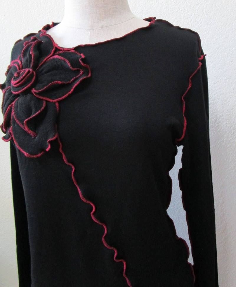 Schwarzes Farb Top Mit Roter Naht Rose Dekoration Nur Für Deinen Täglichen Gebrauch Plus Made in U.s.a | V124 Schwarzes Farb Top Mit Roter Naht Rose Dekoration Nur Für Deinen Täglichen Gebrauch Plus Made in U.s.a | V124 von vivonsdesign