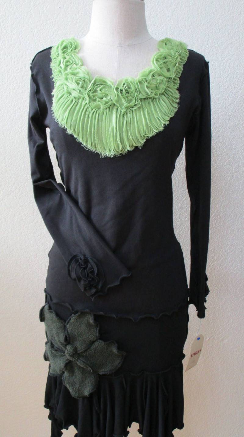 Schwarzes Langarm Top Mit Grünem Blumendekor | V102 Schwarzes Langarm Top Mit Grünem Blumendekor | V102 von vivonsdesign