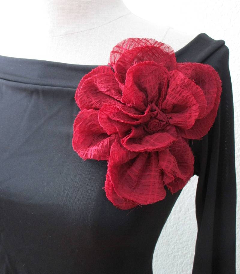 Schwarzes Langarm Top Mit Schulterabgefertigt Und Einer Roten Rosendekoration Plus Made in Usa | V119 Schwarzes Langarm Top Mit Schulterabgefertigt Und Einer Roten Rosendekoration Plus Made in Usa | V119 von vivonsdesign